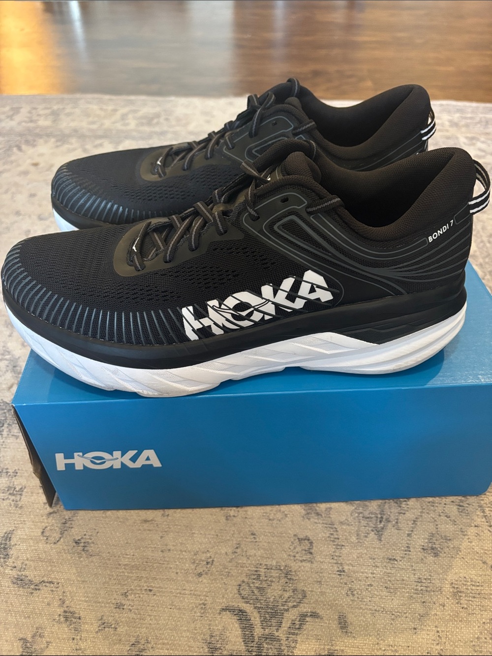 Hoka Men’s Bondi 7 Running Shoes - reissue version - size 10 - black/white